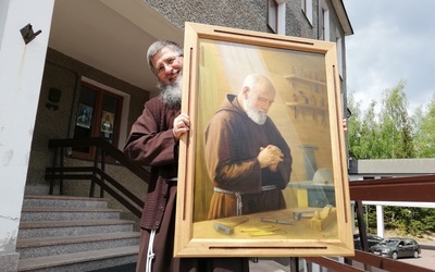 O. Andrzej Derdziuk pokazuje portret br. Kaliksta.