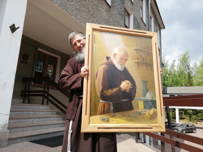 O. Andrzej Derdziuk pokazuje portret br. Kaliksta.