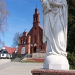 14. Kielno, figura Matki Bożej przy kościele pw. św. Wojciecha