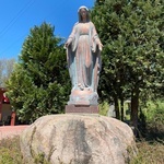 34. Straszyn, figura Matki Bożej na dziedzińcu domu rekolekcyjnego