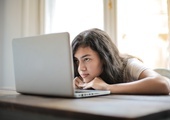 Nauka online nie poprawiła nawyków związanych ze snem u uczniów
