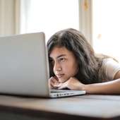 Nauka online nie poprawiła nawyków związanych ze snem u uczniów