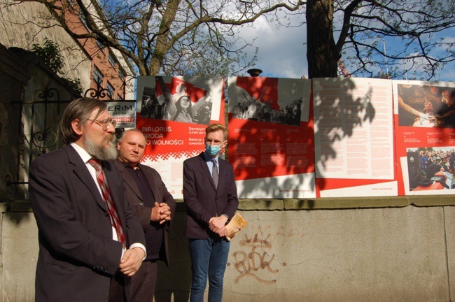 Słowo o wystawie powiedzieli (od lewej) Michał Pawiński z Bractwa Rzeczypospolitej Pięciu Narodów, Artur Łepecki i Przemysław Czaja.