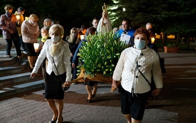 Procesja z figurą Matki Bożej Fatimskiej.