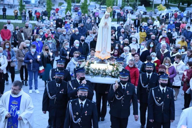 Procesja fatimska w par. Ducha Świętego w Mielcu