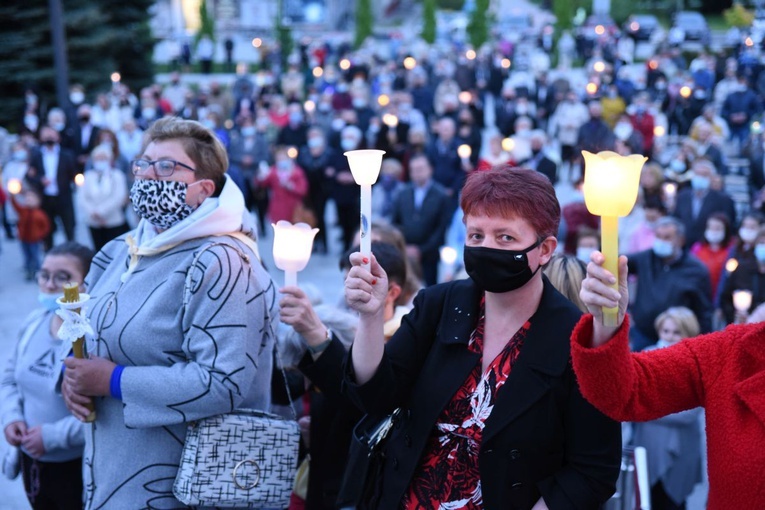 Procesja fatimska w par. Ducha Świętego w Mielcu