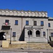 Muzeum Regionalne w Opocznie mieści się przy pl. Zamkowym.