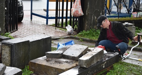 Nowy Targ. Prace porządkowe na cmentarzu żydowskim 