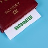 Paszporty szczepionkowe: Jak będą wyglądać i czy Unia zdąży z nimi przed latem