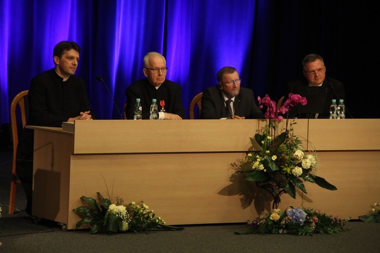 Tarnów. Konferencja o rodzinie i odznaczenie ks. Władysława Szewczyka