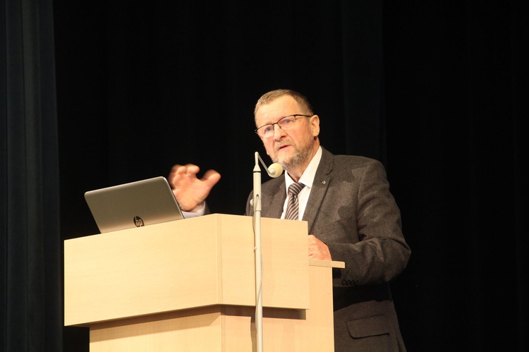 Tarnów. Konferencja o rodzinie i odznaczenie ks. Władysława Szewczyka