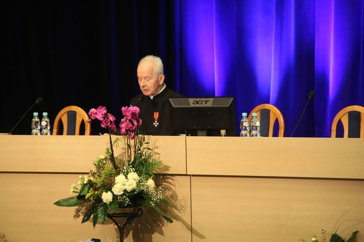 Tarnów. Konferencja o rodzinie i odznaczenie ks. Władysława Szewczyka