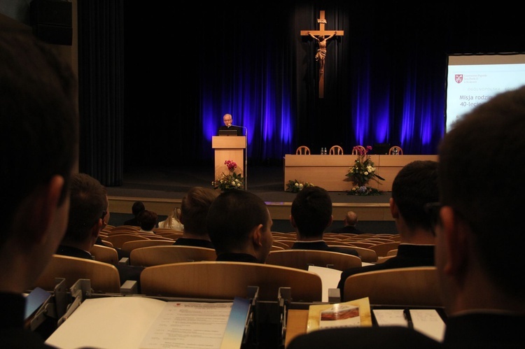 Tarnów. Konferencja o rodzinie i odznaczenie ks. Władysława Szewczyka