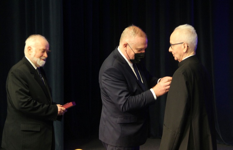 Tarnów. Konferencja o rodzinie i odznaczenie ks. Władysława Szewczyka