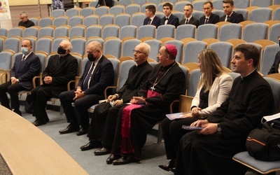 Tarnów. Konferencja o rodzinie i odznaczenie ks. Władysława Szewczyka