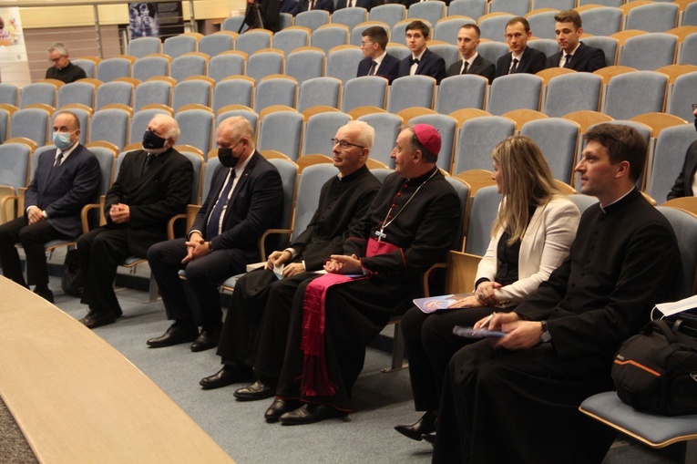 Tarnów. Konferencja o rodzinie i odznaczenie ks. Władysława Szewczyka