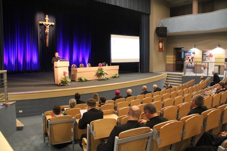 Tarnów. Konferencja o rodzinie i odznaczenie ks. Władysława Szewczyka