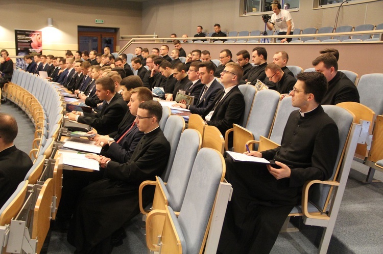 Tarnów. Konferencja o rodzinie i odznaczenie ks. Władysława Szewczyka