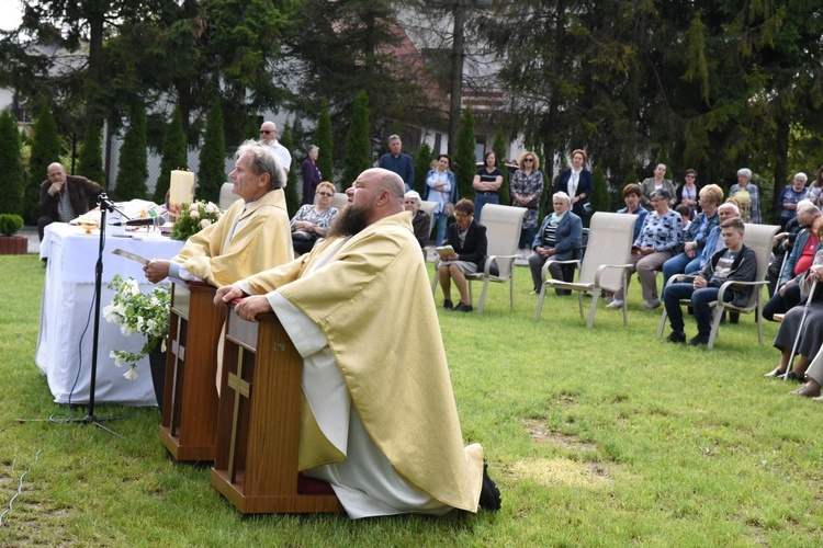 Krzyż i maryjna kapliczka w Błoniu