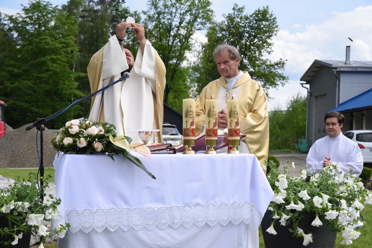 Krzyż i maryjna kapliczka w Błoniu