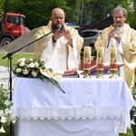 Krzyż i maryjna kapliczka w Błoniu