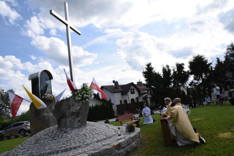 Krzyż i maryjna kapliczka w Błoniu