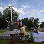 Krzyż i maryjna kapliczka w Błoniu