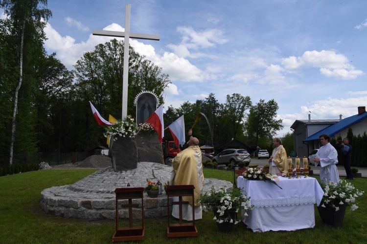 Krzyż i maryjna kapliczka w Błoniu