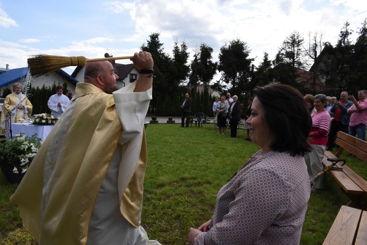 Krzyż i maryjna kapliczka w Błoniu