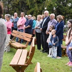 Krzyż i maryjna kapliczka w Błoniu