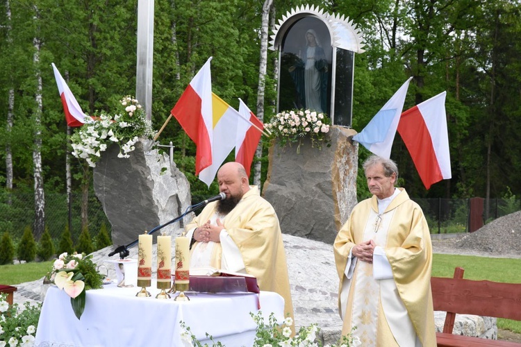 Krzyż i maryjna kapliczka w Błoniu