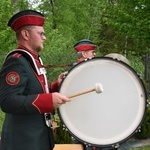 Krzyż i maryjna kapliczka w Błoniu