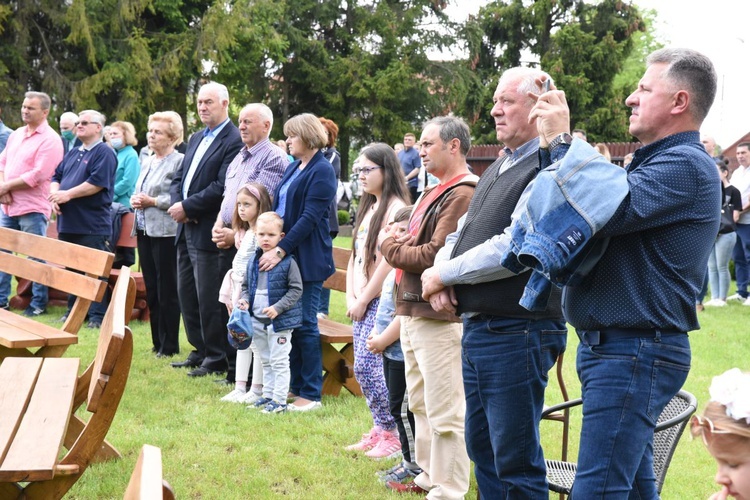 Krzyż i maryjna kapliczka w Błoniu