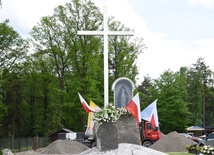 Krzyż i maryjna kapliczka w Błoniu