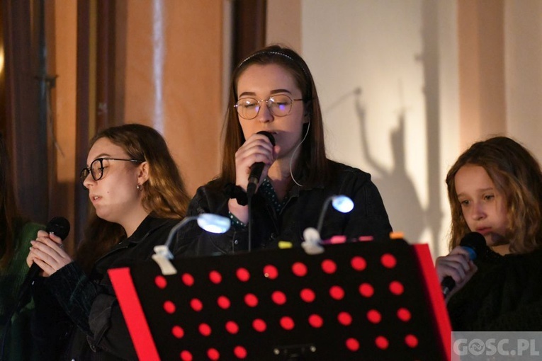 Czuwanie "Spotkać Zmartwychwstałego" dla młodzieży w Świebodzinie