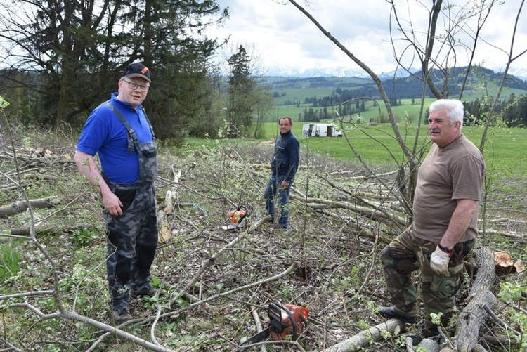 Prace porządkowe na cmentarzu cholerycznym 