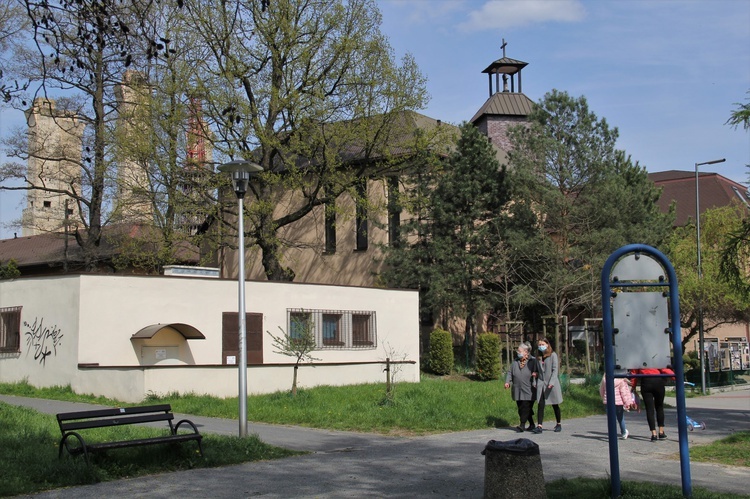 Franciszkanie w Tychach są od 25 lat. Spotkasz ich w tymczasowej kaplicy w Paprocanach