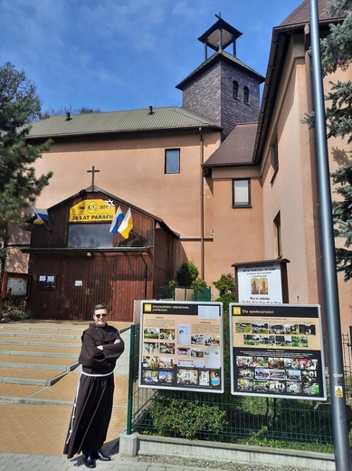 Franciszkanie w Tychach są od 25 lat. Spotkasz ich w tymczasowej kaplicy w Paprocanach