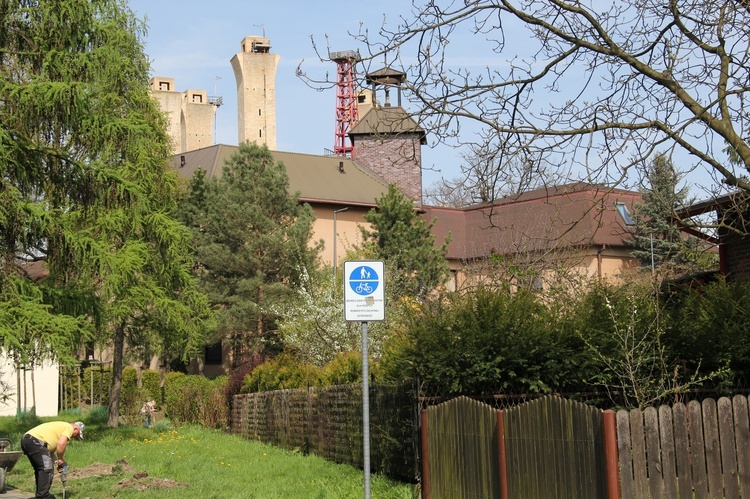 Franciszkanie w Tychach są od 25 lat. Spotkasz ich w tymczasowej kaplicy w Paprocanach