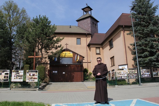 Franciszkanie w Tychach są od 25 lat. Spotkasz ich w tymczasowej kaplicy w Paprocanach