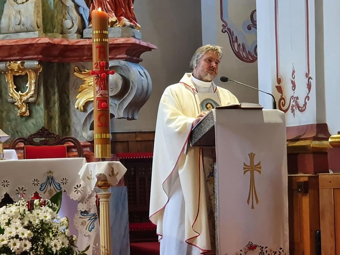 Ks. Adam Woźniak, diecezjalny duszpasterz Domowego Kościoła, w czasie Mszy św. w paulińskim sanktuarium.