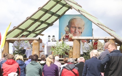 Modlitwom pod Krzyżem Jubileuszowym przewodniczył bp Piotr Greger.