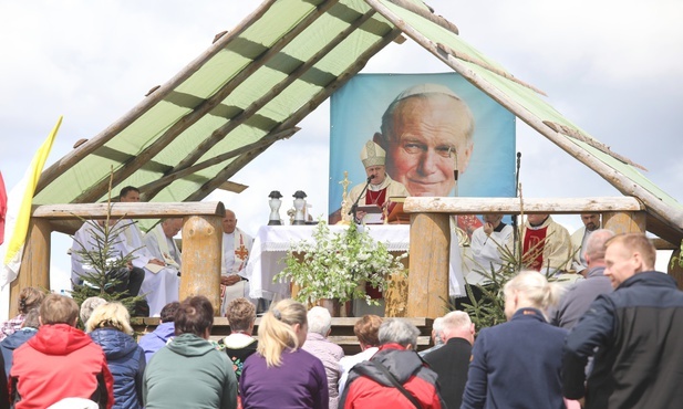 Modlitwom pod Krzyżem Jubileuszowym przewodniczył bp Piotr Greger.