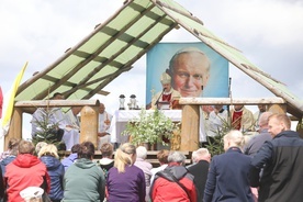 Modlitwom pod Krzyżem Jubileuszowym przewodniczył bp Piotr Greger.