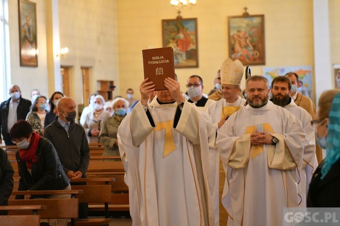 W tydzień przeczytają całą Biblię