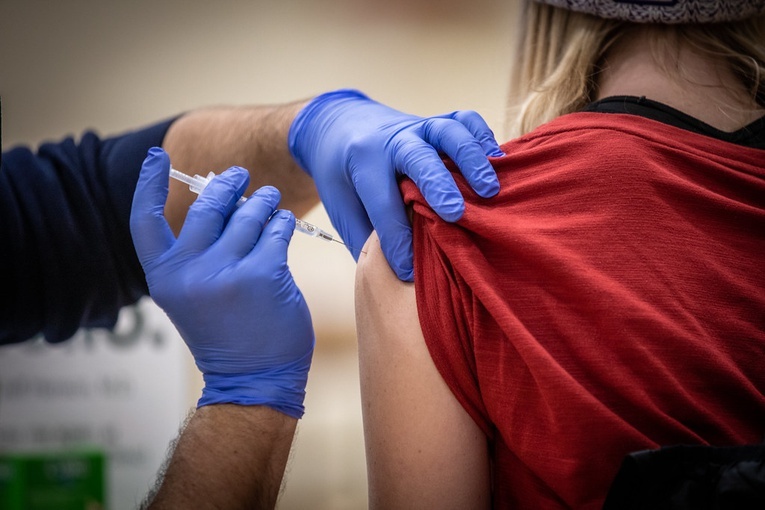 Dziś ruszają zapisy na szczepienia przeciw COVID-19 dla osób w wieku 16 i 17 lat