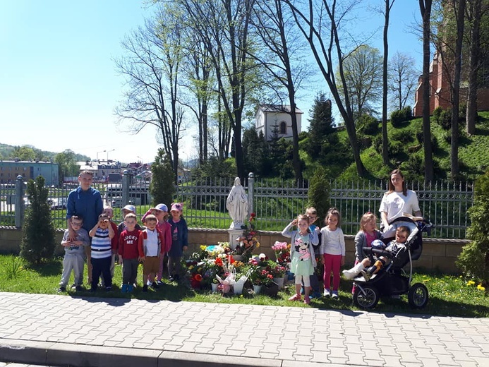 Kwiaty dla Matki Bożej