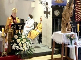 Bp Marek Mendyk w czasie głoszenia homilii w kościele św. Michała Archanioła w Bystrzycy Kłodzkiej.