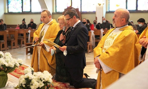 Na Złotych Łanach małżonkowie i duszpasterze Domowego Kościoła zawierzyli rodziny św. Józefowi.