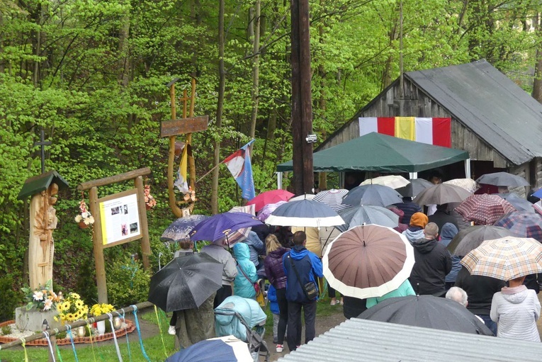 101. urodziny św. Jana Pawła II przy starej kuźni w Rzykach